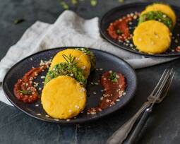 Veganes Rezept: Erbsenbratlinge mit Polenta-Talern an Tomaten-Sugo 1