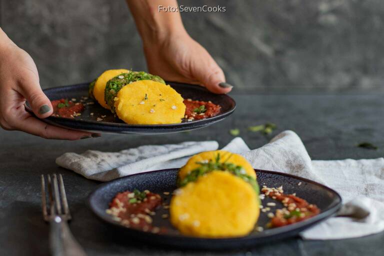 Erbsenbratlinge mit Polenta-Talern an Tomaten-Sugo von SevenCooks