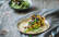 Veganes Rezept: Erbsenquiche mit Balsamico-Champignons und getrockneten Aprikosen