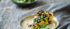 Veganes Rezept: Erbsenquiche mit Balsamico-Champignons und getrockneten Aprikosen