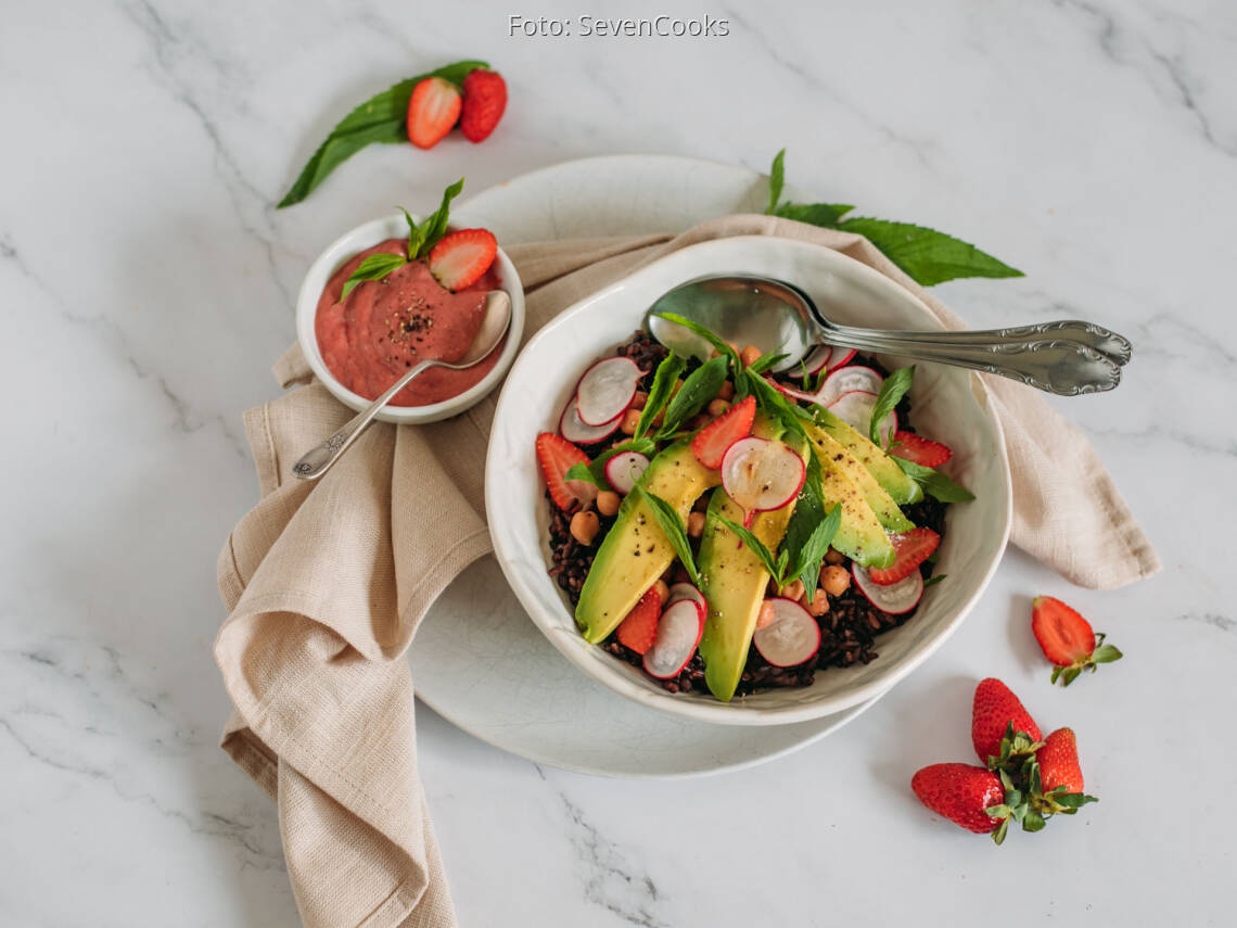 Veganes Rezept: Erdbeer-Bowl mit schwarzem Reis