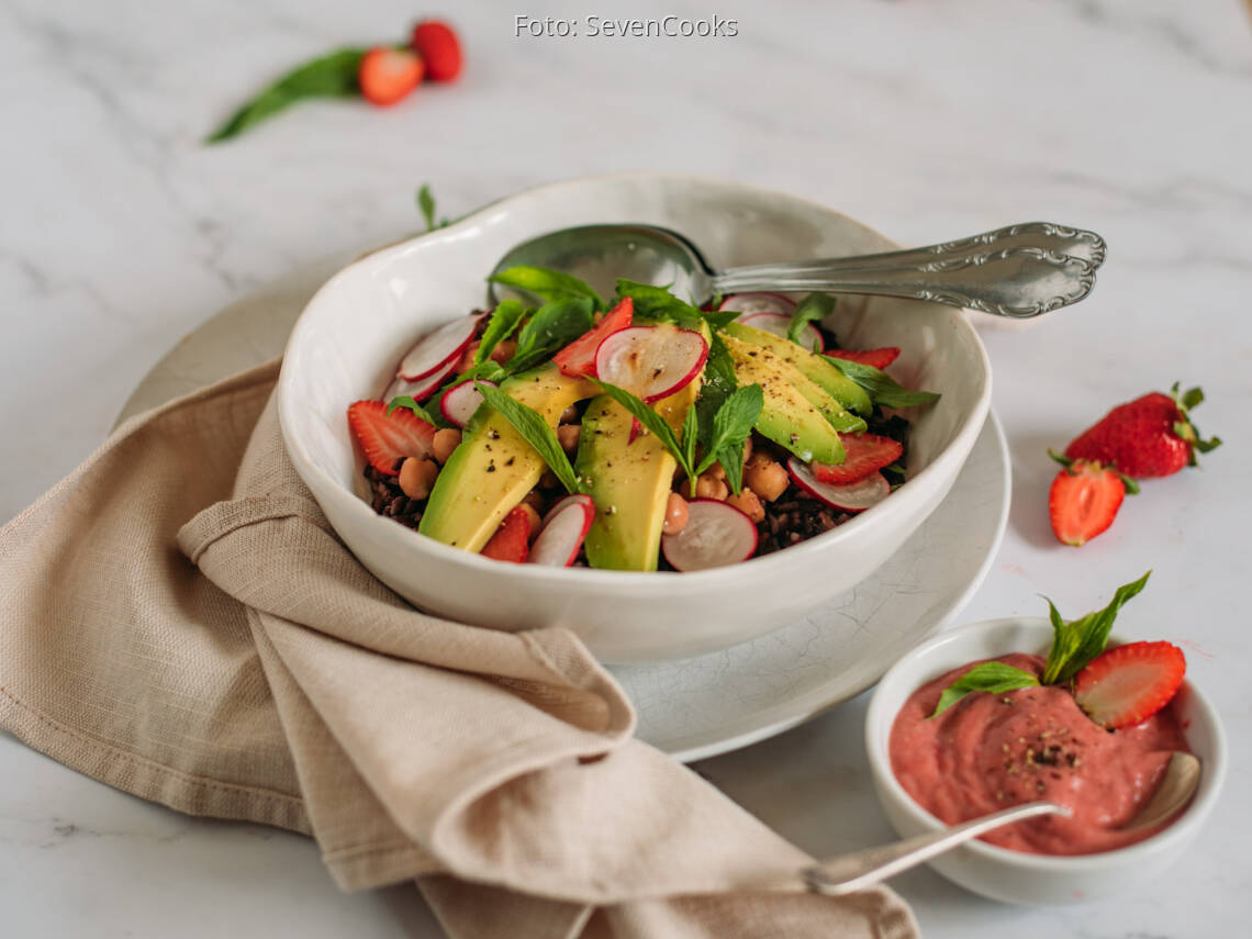 Veganes Rezept: Erdbeer-Bowl mit schwarzem Reis