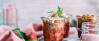 Veganes Rezept: Erdbeercrumble im Glas mit Vanillequark-Topping