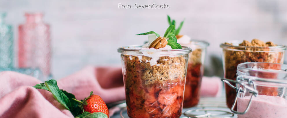 Veganes Rezept: Erdbeercrumble im Glas mit Vanillequark-Topping