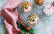 Veganes Rezept: Erdbeercrumble im Glas mit Vanillequark-Topping