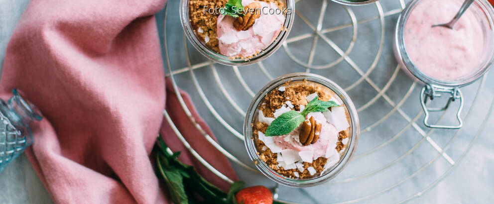 Veganes Rezept: Erdbeercrumble im Glas mit Vanillequark-Topping