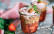 Veganes Rezept: Erdbeercrumble im Glas mit Vanillequark-Topping