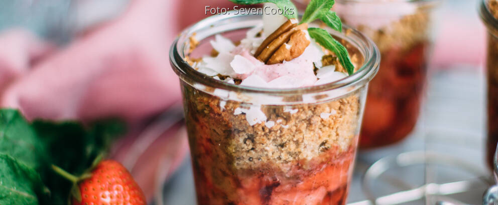 Veganes Rezept: Erdbeercrumble im Glas mit Vanillequark-Topping