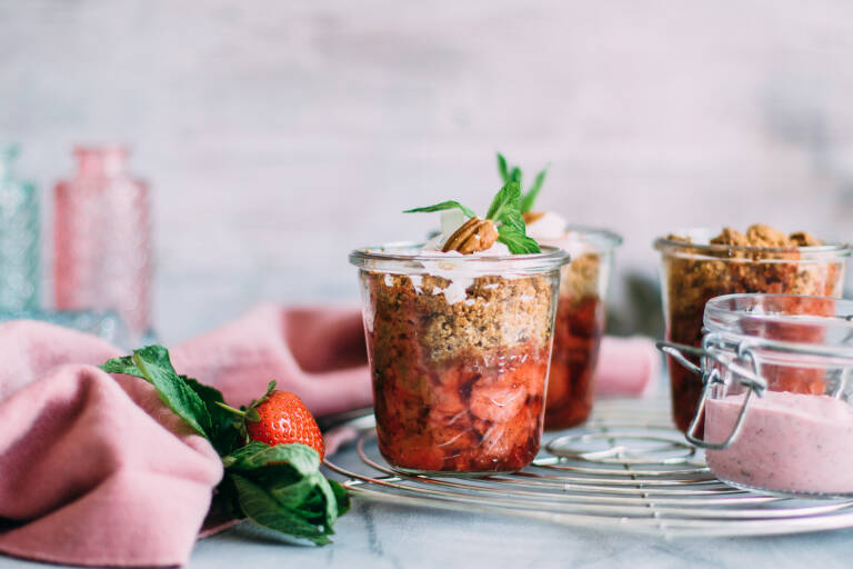 Veganes Rezept: Erdbeercrumble im Glas mit Vanillequark-Topping