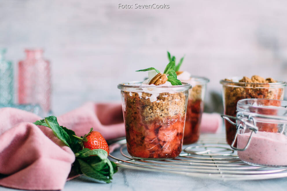 Erdbeercrumble im Glas mit Vanille-Quark Häubchen von SevenCooks