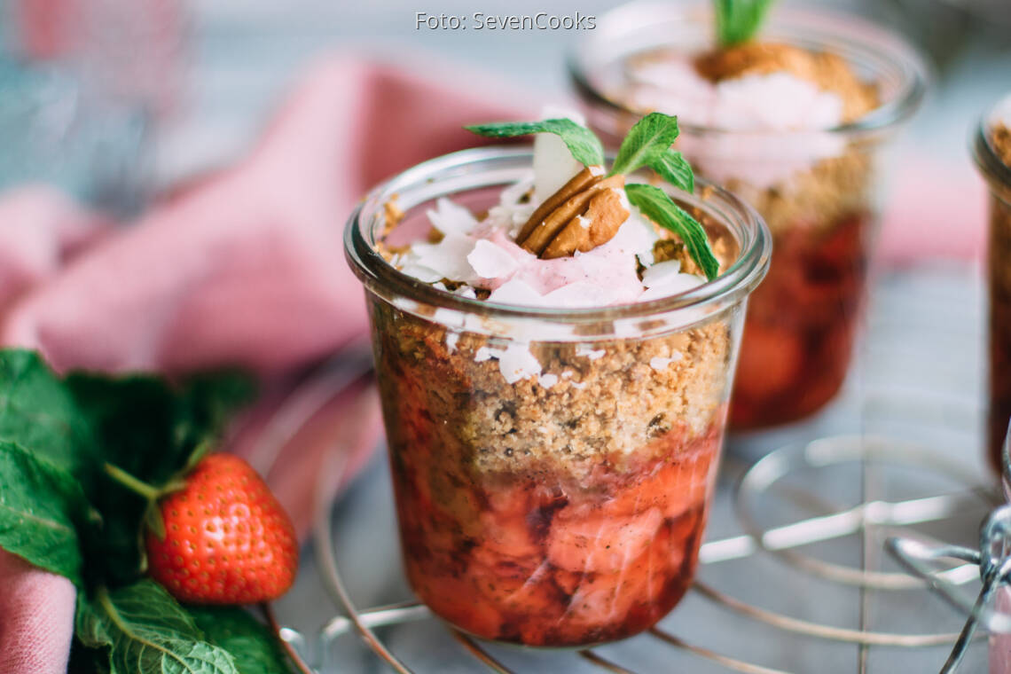Veganes Rezept: Erdbeercrumble im Glas mit Vanillequark-Topping