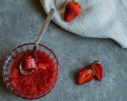 Veganes Rezept: Erdbeer-Rhabarber Kompott