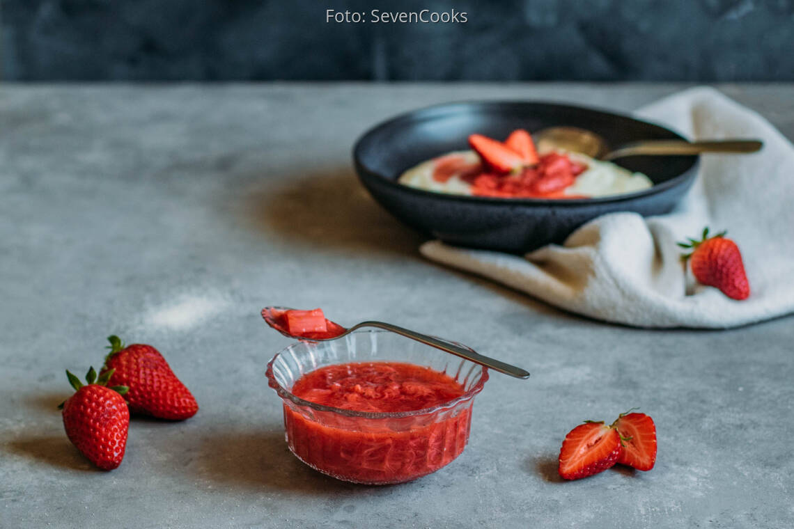 Veganes Rezept: Erdbeer-Rhabarber Kompott