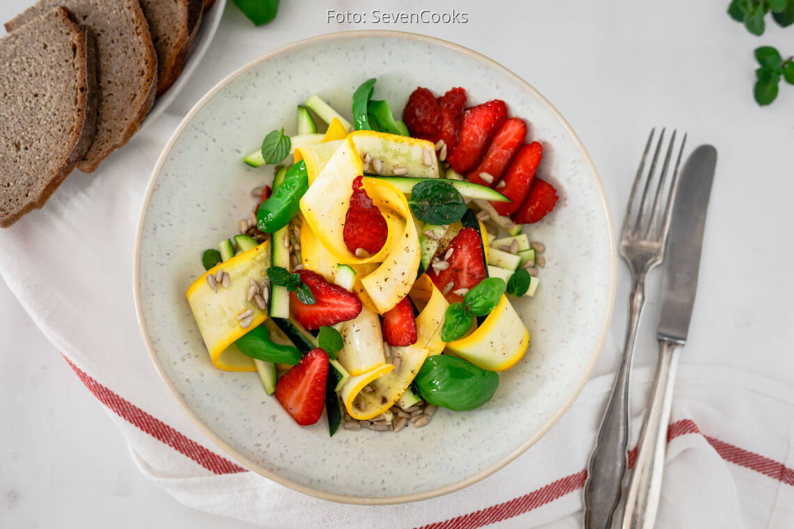Veganes Rezept: Erdbeersalat mit bunter Zucchini 1