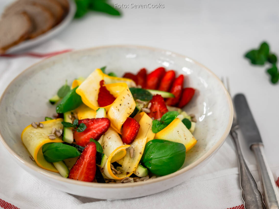 Veganes Rezept: Erdbeersalat mit bunter Zucchini 3