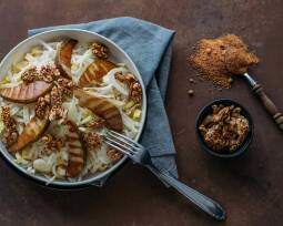 Veganes Rezept: Fenchel Chicorée Salat mit karamellisierten Walnüssen und Birnen