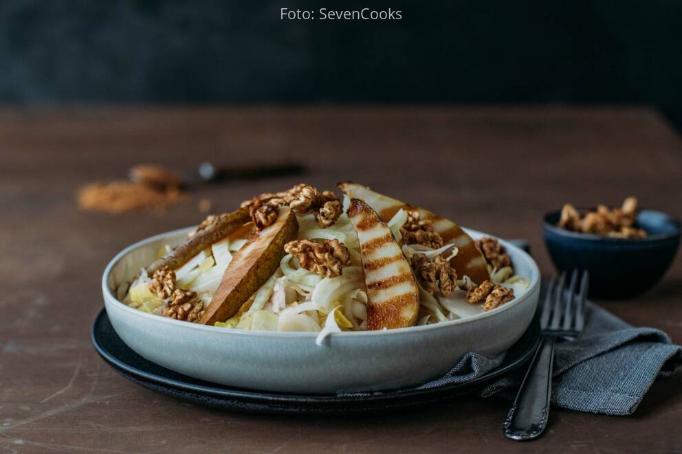 Fenchel-Chicorée-Salat mit karamellisierten Walnüssen und Bir… von Tropicai