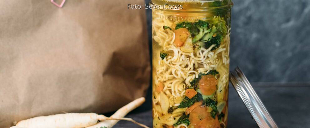 Veganes Rezept: Frische Gemüsesuppe mit Mie Nudeln to go 2