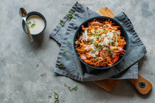 Karottensalat mit Radieschen und Apfel in cremiger veganer K… von MarkCooks