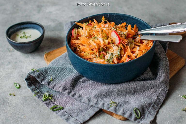 Karottensalat mit Radieschen und Apfel in cremiger veganer K… von MarkCooks