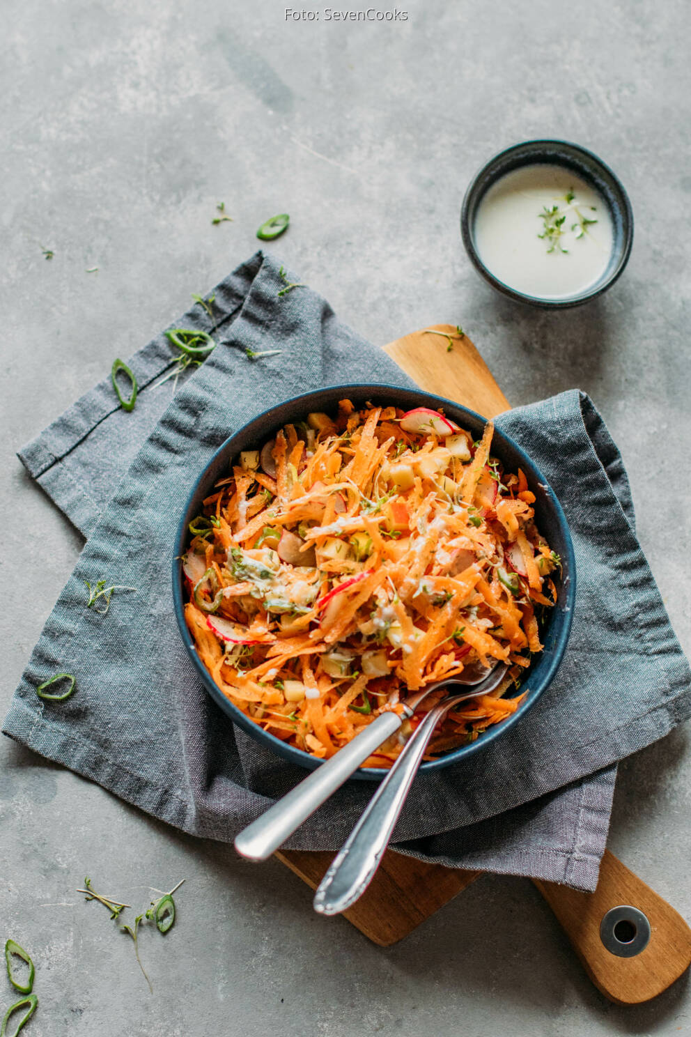 Karottensalat mit Radieschen und Apfel in cremiger veganer K… von MarkCooks