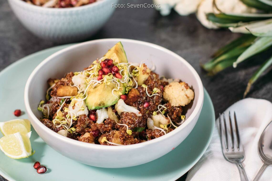 Veganes Rezept: Fruchtige Blumenkohl-Quinoa-Bowl mit baked Avocado_1