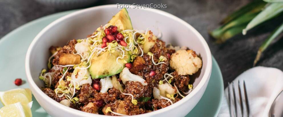 Veganes Rezept: Fruchtige Blumenkohl-Quinoa-Bowl mit baked Avocado_1