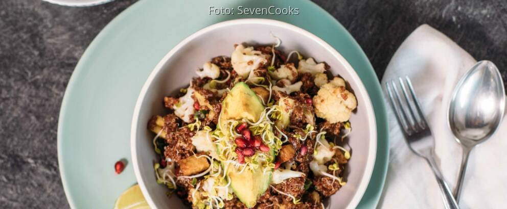 Veganes Rezept: Fruchtige Blumenkohl-Quinoa-Bowl mit baked Avocado_2