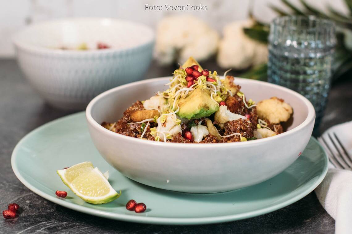 Veganes Rezept: Fruchtige Blumenkohl-Quinoa-Bowl mit baked Avocado_3