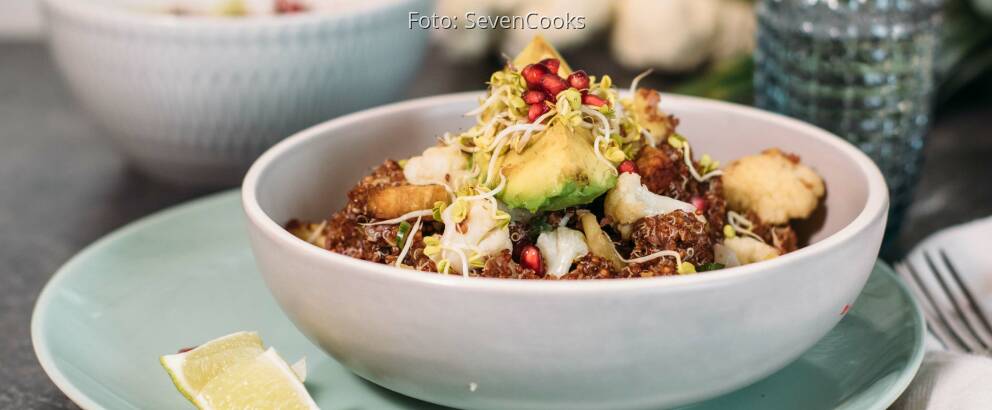 Veganes Rezept: Fruchtige Blumenkohl-Quinoa-Bowl mit baked Avocado_3