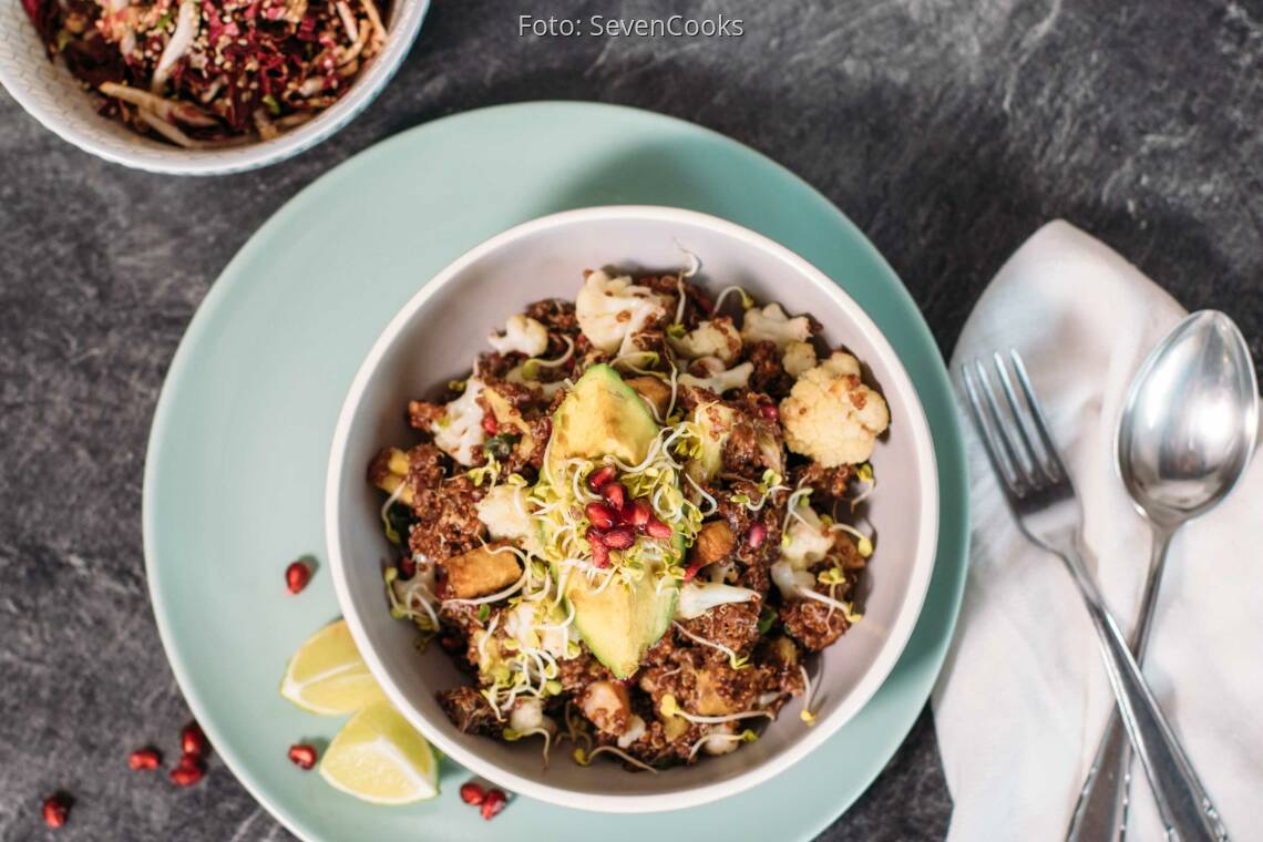 Veganes Rezept: Fruchtige Blumenkohl-Quinoa-Bowl mit baked Avocado_2