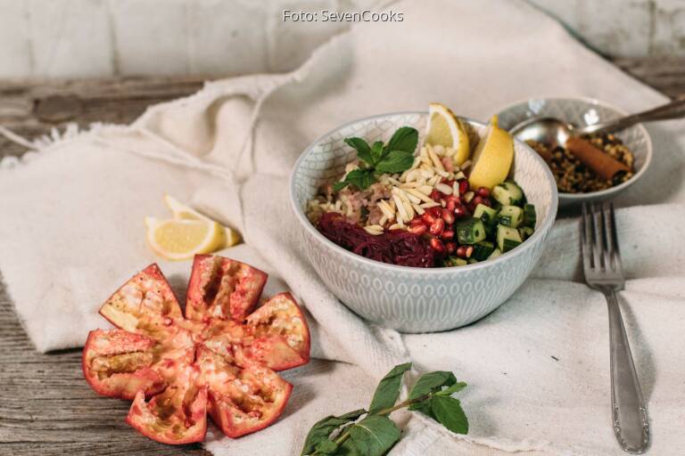 Orientalische Gemüse-Bowl mit Granatapfelsoße von SveaCooks