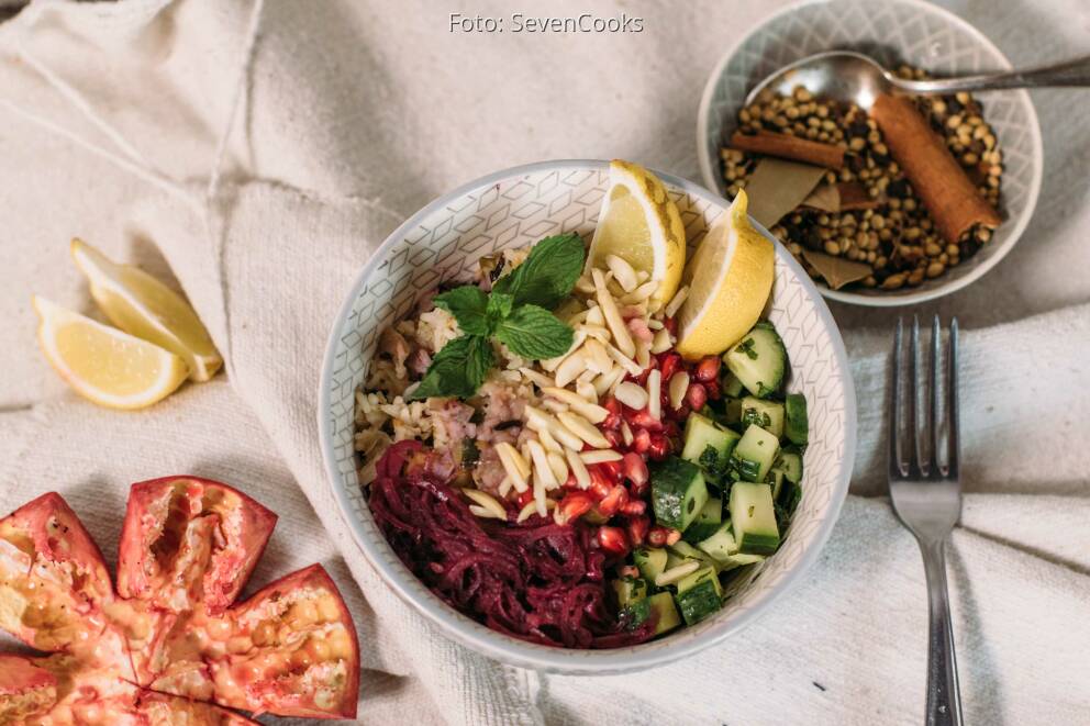 Orientalische Gemüse-Bowl mit Granatapfelsoße von SveaCooks