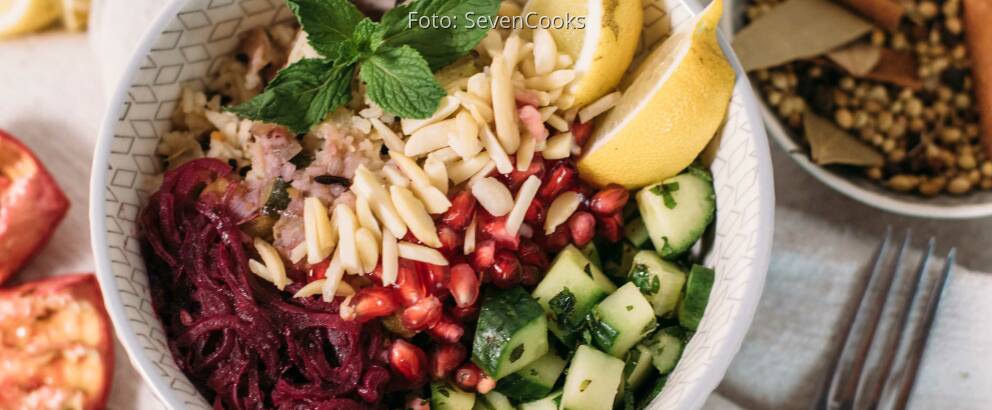 Veganes Rezept: Gebratener Gemüse-Reis mit Mandeln und Granatapfelsoße 1
