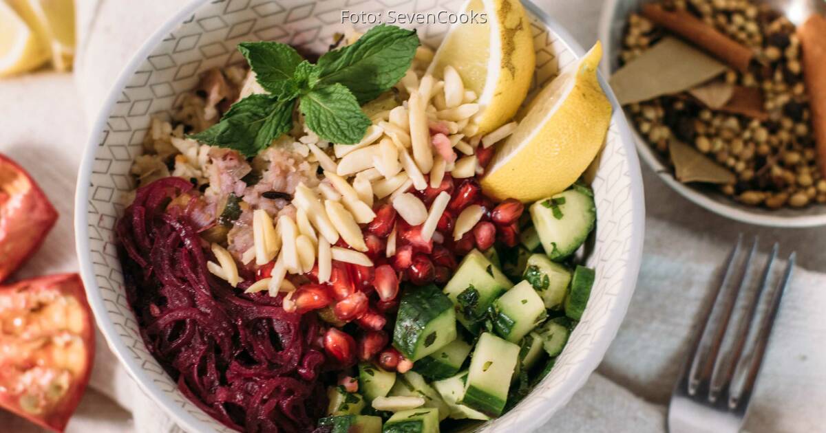 Orientalische Gemüse-Bowl mit Granatapfelsoße | SevenCooks Orientalische Gemüse-Bowl mit Granatapfelsoße | SevenCooks