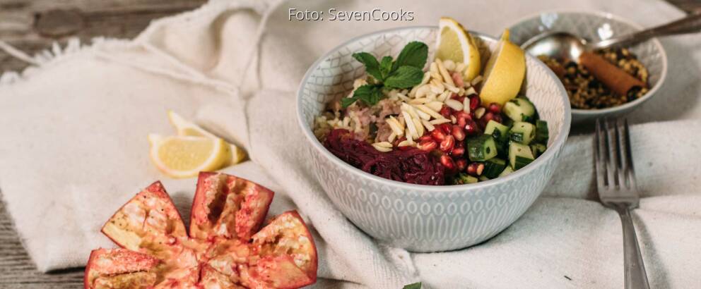 Veganes Rezept: Gebratener Gemüse-Reis mit Mandeln und Granatapfelsoße 2