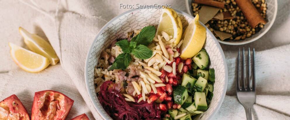 Veganes Rezept: Gebratener Gemüse-Reis mit Mandeln und Granatapfelsoße 3