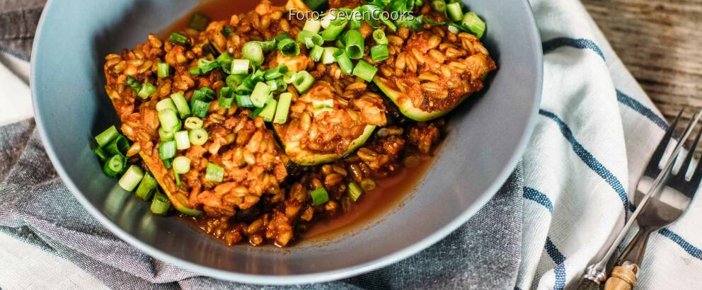 Veganes Rezept: Gefüllte Zucchini mit Grünkern_1