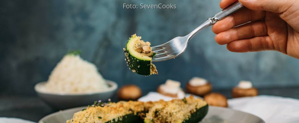 Veganes Rezept: Gefüllte Zucchini mit Semmelbröselkruste_1