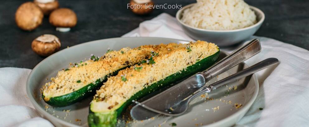 Veganes Rezept: Gefüllte Zucchini mit Semmelbröselkruste_2