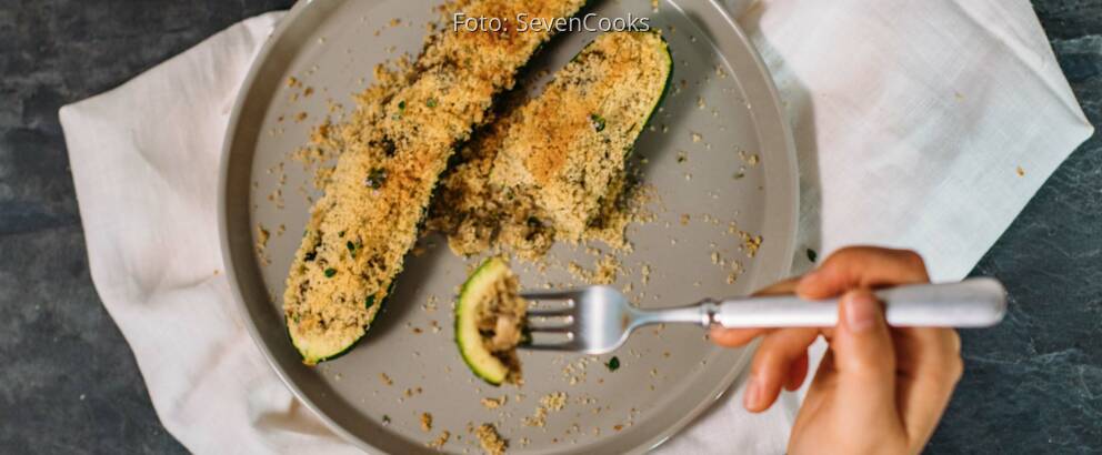 Veganes Rezept: Gefüllte Zucchini mit Semmelbröselkruste_3