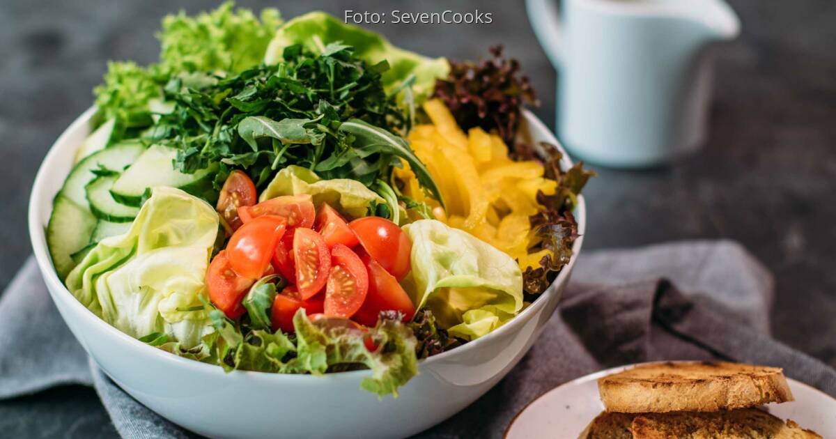 Gemischter Salat mit Sojajoghurtdressing | SevenCooks