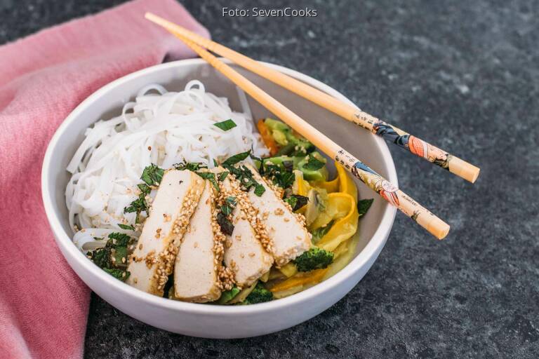 Gemüsecurry mit Tofu in Sesamkruste und Reisnudeln von SveaCooks