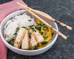 Fertiges Rezept: Gemüsecurry mit Tofu in Sesamkruste und Reisnudeln_1