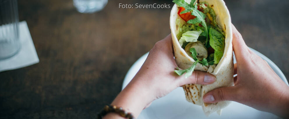 Fertiges Rezept: Gemüse-Wraps mit Guacamole und Hummus_1