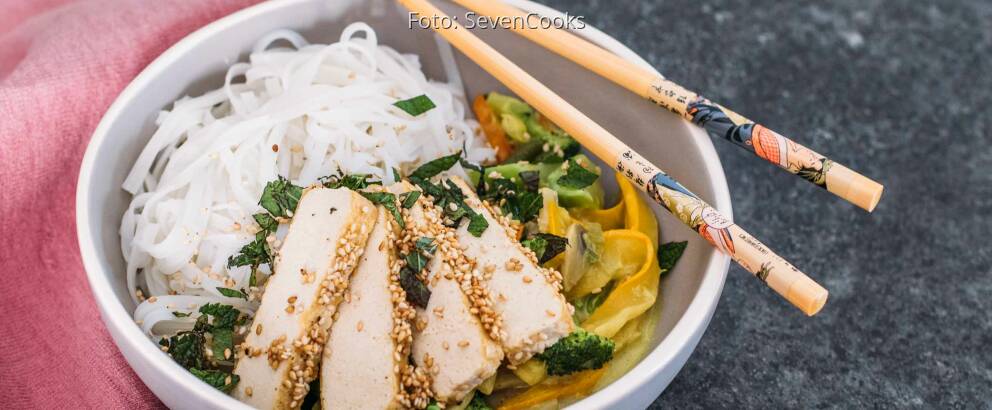 Fertiges Rezept: Gemüsecurry mit Tofu in Sesamkruste und Reisnudeln_1
