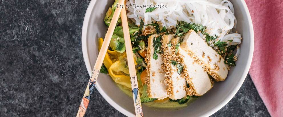 Fertiges Rezept: Gemüsecurry mit Tofu in Sesamkruste und Reisnudeln_2