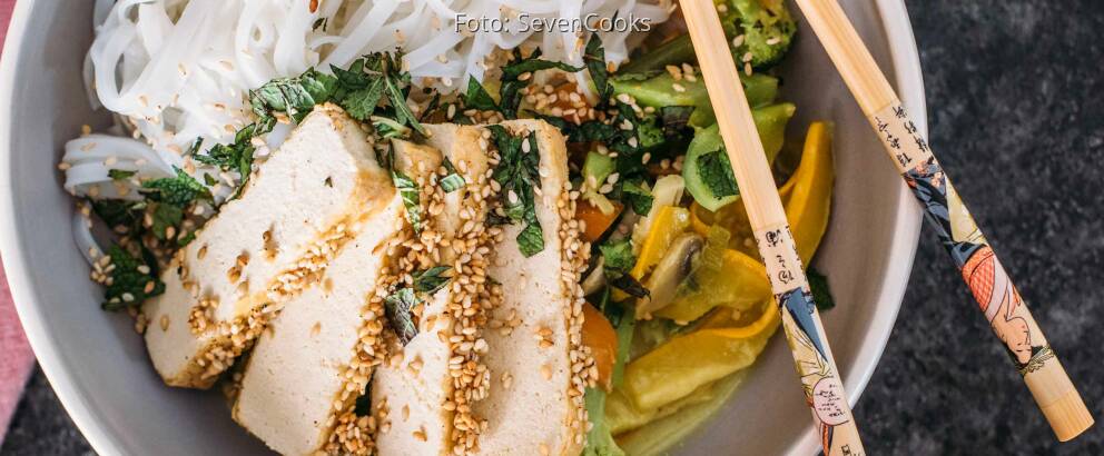 Fertiges Rezept: Gemüsecurry mit Tofu in Sesamkruste und Reisnudeln_3