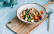 Veganes Rezept: Gemüsepfanne mit grünem und weißem Spargel