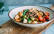 Veganes Rezept: Gemüsepfanne mit grünem und weißem Spargel